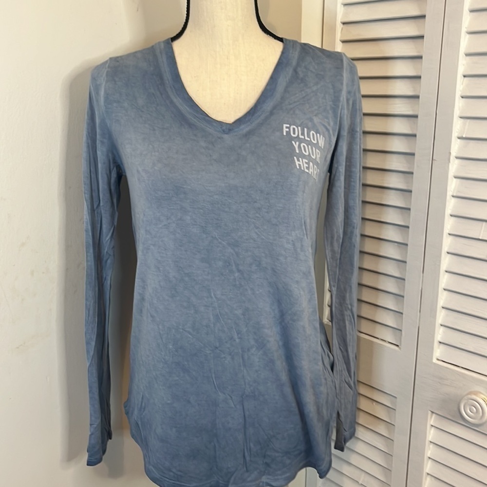 Zoe + Liv Blue Acid Wash Graphic Long Sleeved V-Neck Tee Shirt.  Size Small